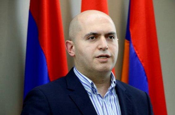 Լագերֆելդի կատուն հիմա ձեզանից հայտնի նյուսմեյքեր է. Աշոտյանը՝ Փաշինյանին