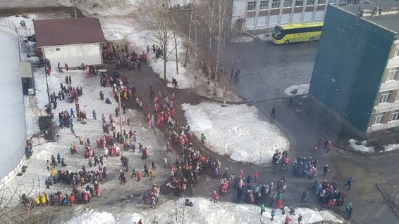 В Петербурге началась массовая эвакуация школ