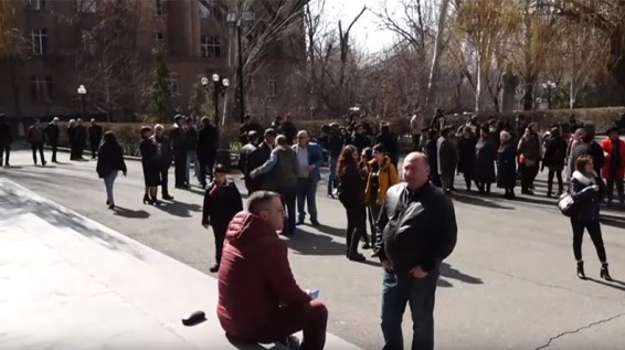 «Против политических преследований»: акция у Ереванского государственного университета