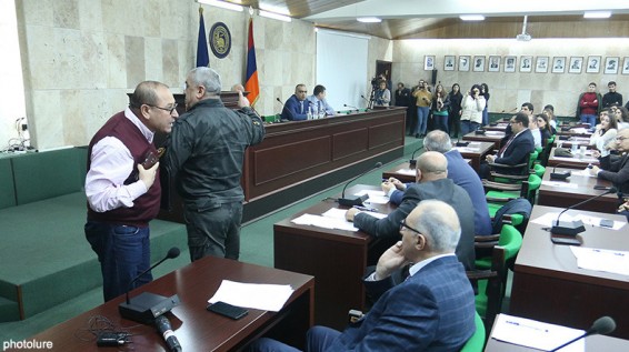 «Оставим в сторону страусиную политику»: Совет попечителей ЕГУ не утвердил повестку дня заседания