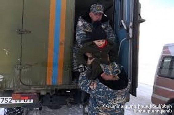 Փրկարարներն արգելափակված ավտոմեքենայում եղած վատառողջ երեխային մոտեցրել են շտապօգնության մեքենային. նա հոսպիտալացվել է