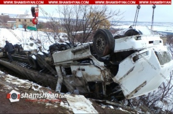 Արագածոտնի մարզում 20 տոննա սոխով բարձված Volvo բեռնատարը կողաշրջվել է. վարորդը հոսպիտալացվել է. shamshyan.com