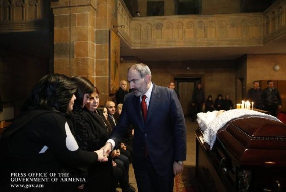 Никол Пашинян присутствовал на панихиде по Сурену Арутюняну