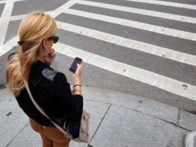 Թել Ավիվում անցումի վրա լուսացույցի կրկնօրինակ է տեղադրվել սմարթֆոնով տարվածների համար