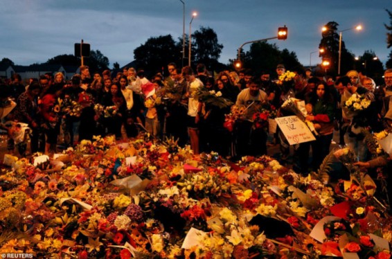 Նոր Զելանդիայում հարյուրավոր մարդիկ ծաղիկներով «ողողել» են 50 մարդու կյանք խլած ահաբեկչության դեպքի վայրը