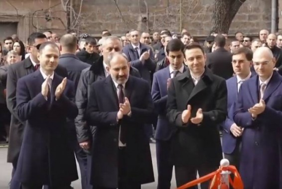 Никол Пашинян принимает участие в церемонии открытия нового жилого здания в Ереване