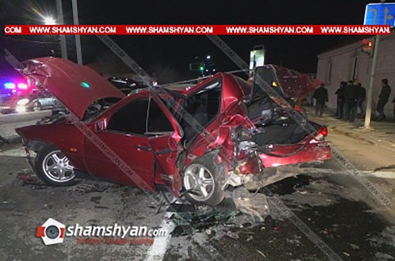 «Զվարթնոց» օդանավակայանի խաչմերուկում բախվել են Toyota Camry-ն, Mercedes-ը, Ford-ն ու Opel-ը. կա տուժած. shamshyan.com