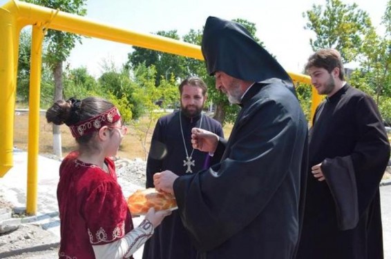 Նավասարդ Սրբազանն օծեց Խաղաղության և Բժշկության խաչքարերը
