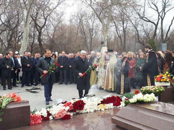 Photo. Սերժ Սարգսյանը հարգանքի տուրք է մատուցել Անդրանիկ Մարգարյանի հիշատակին