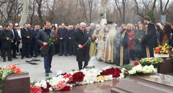 Серж Саргсян почтил память экс-премьера Андраника Маркаряна