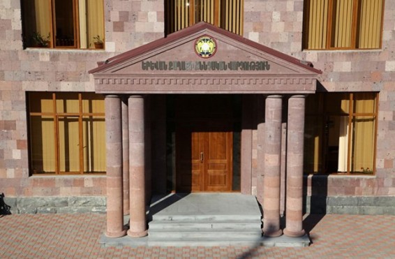 Դպրոցի տնօրենը ձերբակալվել է՝ առանձնապես խոշոր չափերով կաշառք ստանալու, պաշտոնեական լիազորություններն անցնելու կասկածանքով