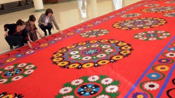 Ուզբեկստանում ասեղնագործել են աշխարհում ամենամեծ մետաքսե սյուզանե-գորգը