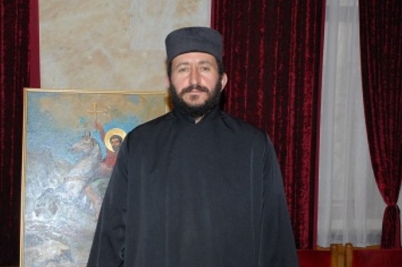 Участвовавший в акции против трансгендера священник временно отстранен от службы