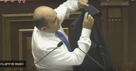 VIDEO: Армянский депутат показал в парламенте «костюм Сержа Саргсяна»