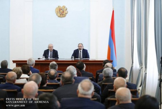 Премьер-министр Пашинян провел встречу с членами Общественного совета