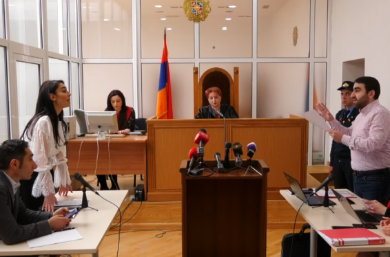 Ըստ Վանեցյանի ներկայացուցչի՝ ԱԱԾ տնօրենը խոսել է կարգավիճակ ունեցող անձի մասին, Սեդրակ Քոչարյանի ներկայացուցչի խոսքով՝ Վանեցյանը անուն է նշել . դատական նիստն ավարտվեց