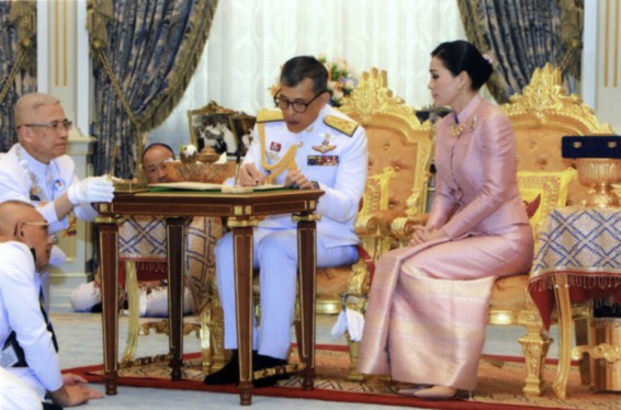 Թաիլանդի թագավորն ամուսնացել է իր պահակախմբի պետի հետ
