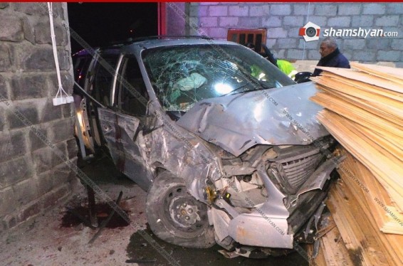 Արարատի մարզում մեքենան բախվել է շինության դարպասներին ու հայտնվել դրա ներսում, վարորդը վնասվածքներ է ստացել. Shamshyan.com