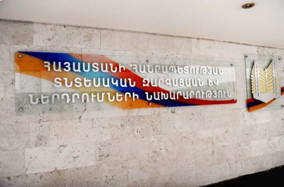 ՏԶՆՆ աշխատակիցը պնդում է՝ իրեն աշխատանքից ազատել են սոցցանցերում քննադատության համար, նախարարությունից ասում են՝ նա արդեն չունի անմիջական ղեկավար և ուշանում է աշխատանքից