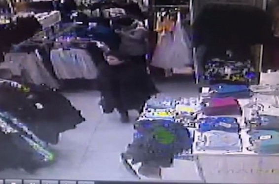 Երևանյան խանութներից մեկում հափշտակել են քաղաքացու դրամապանակը. ՔԿ-ն փնտրում է տեսանյութում պատկերված անձին