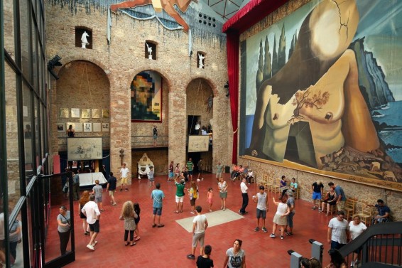 Մերկ նկարիչը Սալվադո Դալիի դամբարանի վրա ձու է կոտրել