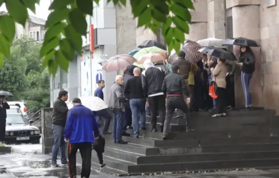 Խայտառակ վիճակ է․ Շենգավիթի դատարանի մոտ մարդիկ կոչ են անում քաղաքացիներին դուրս գալ փողոց