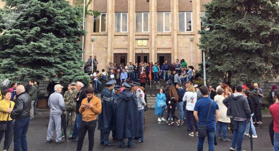 Адвокат предложил изменить Конституцию – участники акции и полиция его 