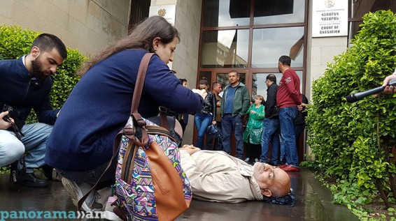 Photo: Что происходит напротив зданий судов в Ереване?