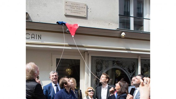 Շառլ Ազնավուրի փարիզյան առաջին բնակարանի պատին բացվել է մեծ արտիստի հուշատախտակը