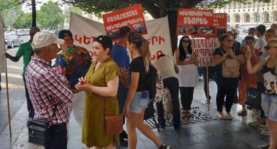 Акция протеста в центре Еревана: активисты требуют отставки директора городского зоопарка