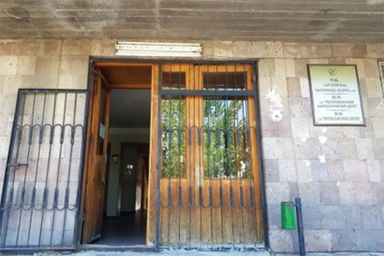 Երեւանում մի կին հիվանդանոցի առաջ, ի նշան բողոքի, հրկիզել է իրեն