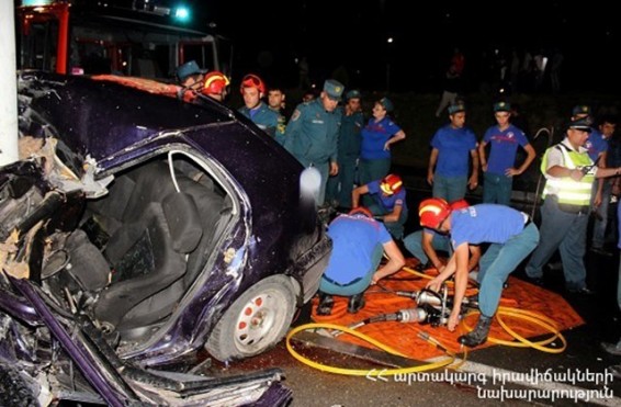 Ավտոմեքենան դուրս է եկել ճանապարհի երթևեկելի հատվածից և բախվել արգելապատնեշին