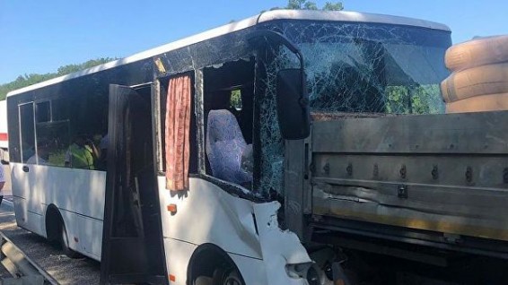 На Кубани при столкновении автобуса и грузовика пострадали 17 человек