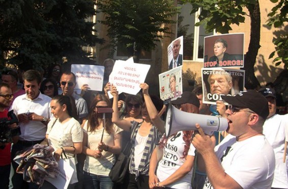 «Մնացականյան-Մամեդյարով հանդիպման ընթացքում ձեռք են բերվել որոշակի պայմանավորվածություններ՝ կապված մեր կողմից ինչ-որ զիջումների հետ, և այդ ճանապարհին իրենց խանգարում է բացառապես ՍԴ-ը». Նարեկ Մալյան