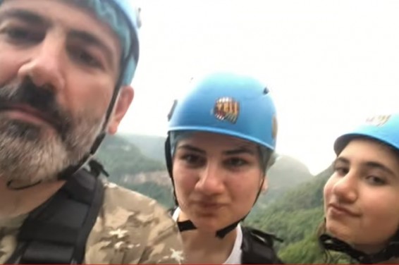 Пашинян с семьей отдохнул в Ластивере и прокатился на зиплайне
