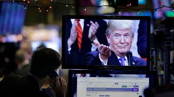 Трамп похвалил себя в твиттере, ожидая обеда на G20