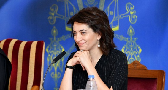 «Ես Աննան եմ` Նիկոլի կինը». վարչապետի տիկինը խոսել է հայկական մամուլի մասին