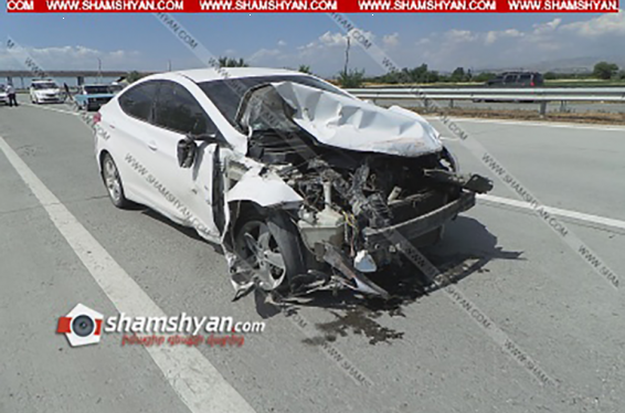 Արարատի մարզում BMW-ն բախվել է Լուսառատի գյուղապետի մեքենային, որն այնուհետ բախվել է արգելապատնեշին