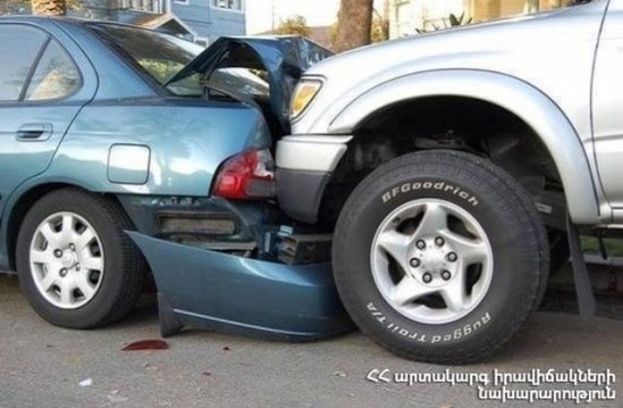 Վթար Երևանում. քաղաքացին արգելափակվել է ավտոմեքենայում