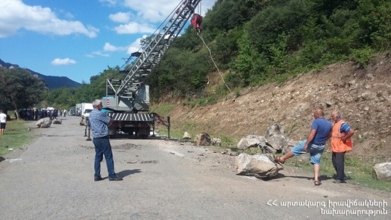 Վանաձոր-Ախթալա ավտոճանապարհին քարաթափման հետևանքով տուժած քաղաքացու վիճակը կայուն ծանր է