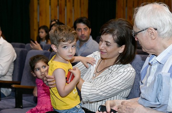 Աննա Հակոբյանն Հովհ. Թումանյանի անվան պետական տիկնիկային թատրոնում ներկա է գտնվել բարեգործական ներկայացմանը