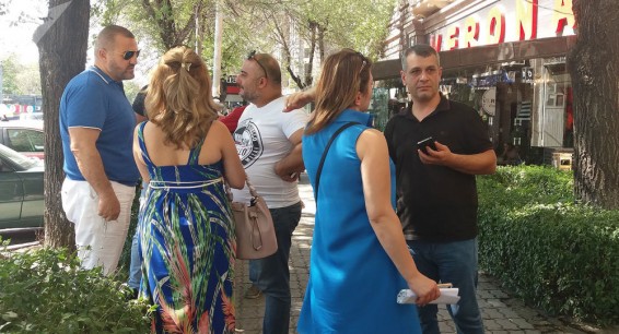 Родственники застрявших в Египте армянских граждан протестуют у офиса турфирмы