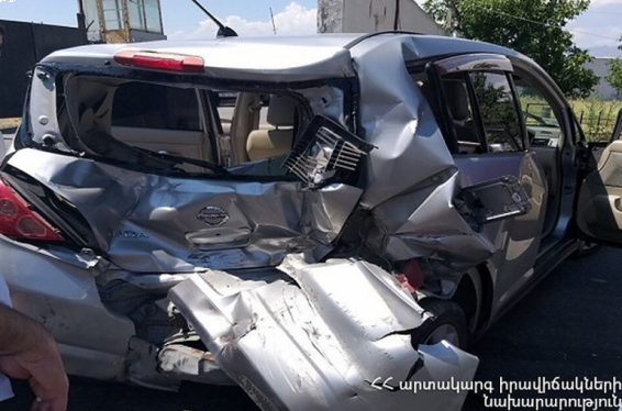 Երևանի Թբիլիսյան խճուղում բախվել են ԳԱԶ-53 մակնիշի ջրատարն ու Nissan Tiida-ն. կան վիրավորներ