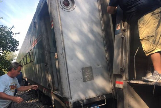 В Иллинойсе пассажирский поезд врезался в стоявший на путях автомобиль