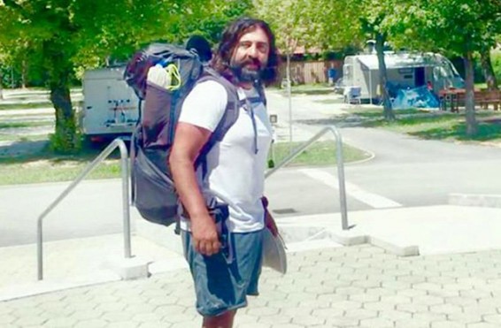 Գերմանիայում ապրող թուրքը հանուն ազատազրկված լրագրողների քայլելով գալիս է Թուրքիա