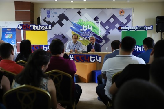 Photo.  Երիտասարդները Սերժ Սարգսյանի  հետ քննարկել են հետագա գործուղությունների ռազմավարությունը