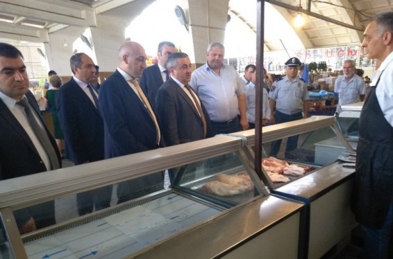 Վանաձորի մսի վաճառակետերում արձանագրվել է մսի մասնատման կոճղերի հիգիենիկ ոչ պատշաճ վիճակ