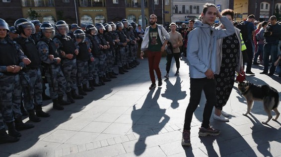 «Вернем себе право на выборы»: митинг оппозиции проходит на проспекте Сахарова в Москве