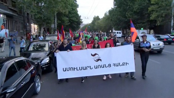Երթի մասնակիցներն անցնում են Մաշտոցի պողոտայով