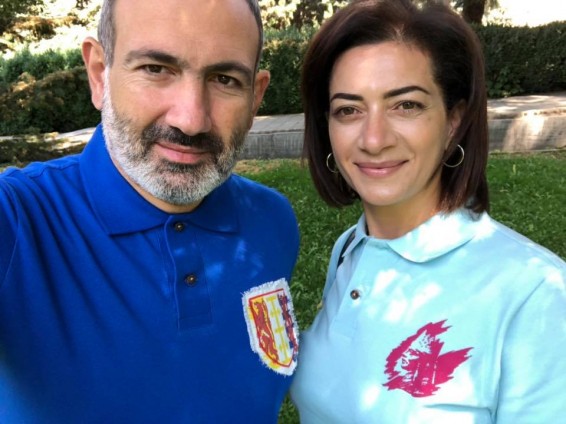 Գնի՛ր հայկականը, կրիր հայկականը․ Փաշինյանն ու Աննա Հակոբյանը՝ հայկական արտադրության վերնաշապիկներով